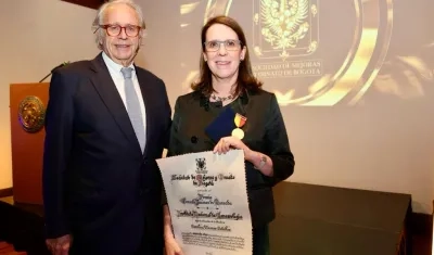 Carolina Wiesner, directora del Instituto Nacional de Cancerología, recibe el “Premio Gonzalo Jiménez de Quesada”, de manos de Carlos Roberto Pombo, presidente de la Sociedad de Mejoras y Ornato de Bogotá