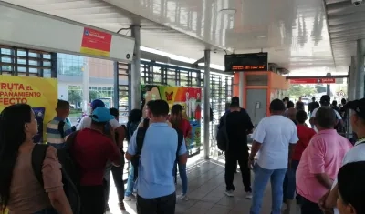 Personas esperando una ruta en la estación Pacho Galán.
