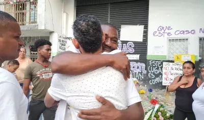 Genaro González se abraza con familiares luego de conocer la noticia sobre la captura del presunto asesino de su hija