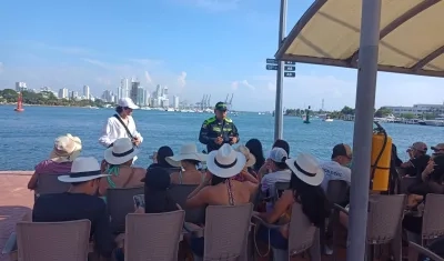 La Policía de Cartagena realiza pedagogía entre turistas para evitar abusos de operadores