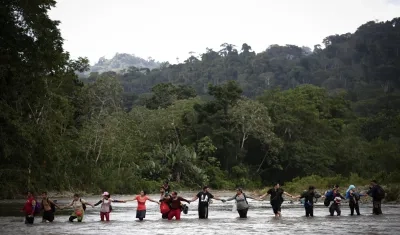 Migrantes cruzan el río Turquesa el 14 de septiembre de 2023 en Darién (Panamá)