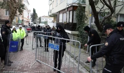 Fuerzas policiales turcas acordonan el lugar del ataque a la iglesia católica de Santa María, en Estambul. 