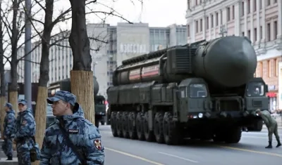 Militares rusos transportan un misil balístico.
