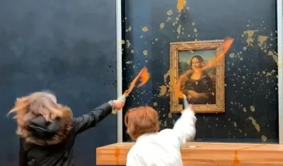 La Mona Lisa está en el Museo del Louvre, en París.