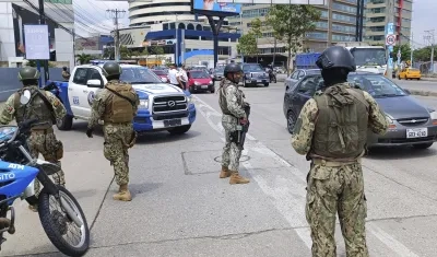 Soldados del ejército ecuatoriano vigilan el canal TC Televisión que hoy fue visitado por el presidente Daniel Noboa