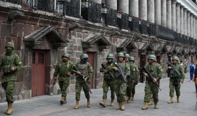  Soldados ecuatorianos patrullan este martes una calle en Quito