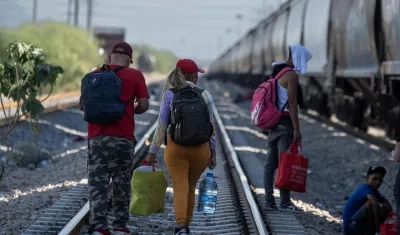 Imagen de archivo de migrantes caminando por las vías del tren en México