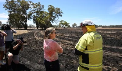 La jefa de gobierno del estado de Victoria, Jacinta Allan, visita afectaciones del incendio.