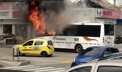 Incendio en busetón de Transmetro. 