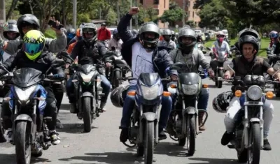 Motocicletas circulando en Colombia. 