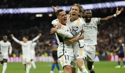 Luka Modric grita a todo pulmón su gol con Lucas Vázquez.  
