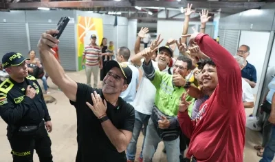 ¡La primera selfi en la Esquina del Marquetero! les dijo el alcalde Alex Char a los vendedores beneficiados