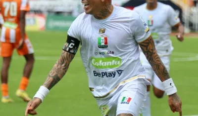 Dayro Moreno celebra tras marcar el gol con el que igualó el récord de Sergio Galván Rey. 