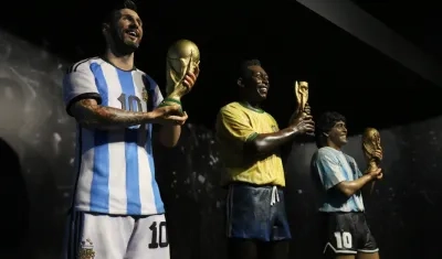 Esculturas de tres leyendas del fútbol sudamericano: Lionel Messi, Pelé y Diego Maradona. 