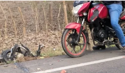 La motocicleta de la víctima quedó tendida a un lado de la vía. 