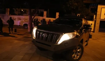 Una camioneta sale de la Embajada de México donde se presume trasladan al exvicepresidente Jorge Glas.