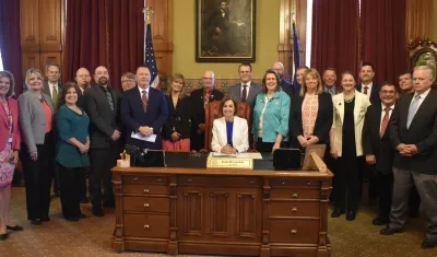 La gobernadora de Iowa,  la republicana Kim Reynolds, compartió esta imagen tras firmar la ley anti-inmigrante