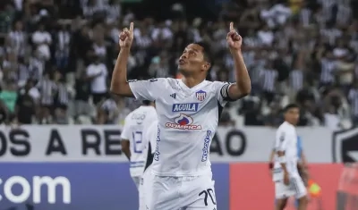 Carlos Bacca festeja su primer gol contra Botafogo, tras el cobro de una pena máxima. 