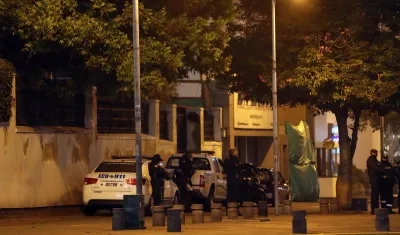 Agentes policiales y militares hacen presencia a las afueras de la Embajada de México el jueves en Quito