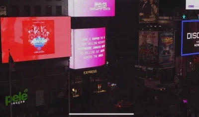 La portada de 'Junior de Barranquilla Inédito', proyectada en una de las pantallas de Times Square. 