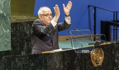 El Observador Permanente de Palestina ante las Naciones Unidas, Riyad Mansour, celebra emocionado la votación.