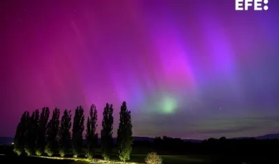 Vista de la aurora boreal vista durante la noche del viernes en Daillens, Suiza.