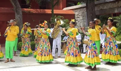 Niños afrodescendientes interpretando ritmos del Caribe colombiano.