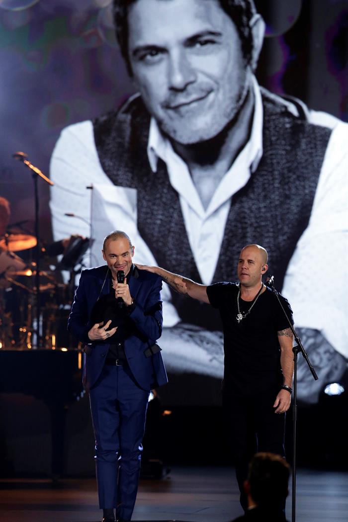 Los cantantes Santiago Cruz y Gian Marco en el homenaje a Alejandro Sanz.