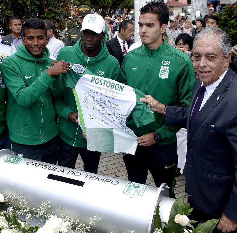 Los jugadores verdolagas Felipe Aguilar, Raúl Loaiza y Rodin Quiñones participaron del homenaje con la firma de una camiseta de Nacional.