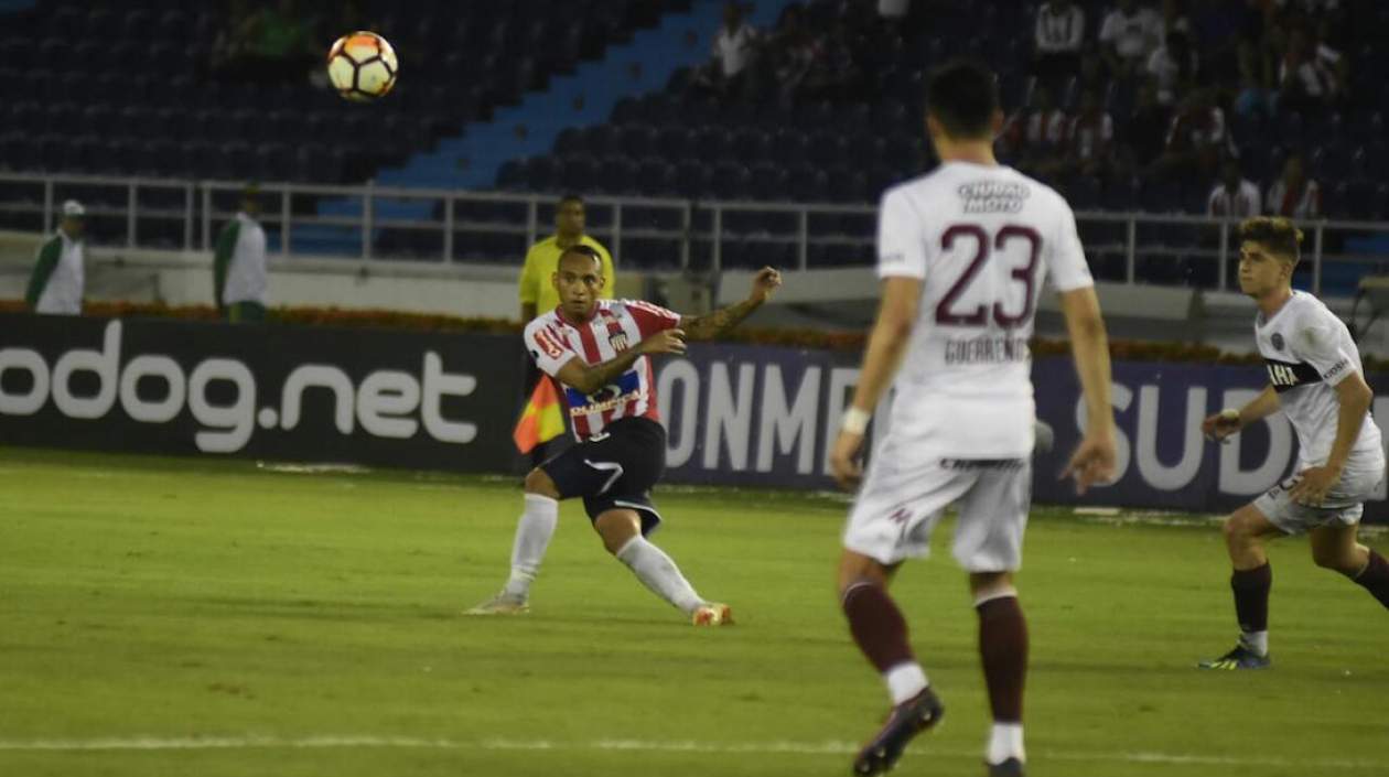 Jarlan Barrera en el partido con Lanús. 