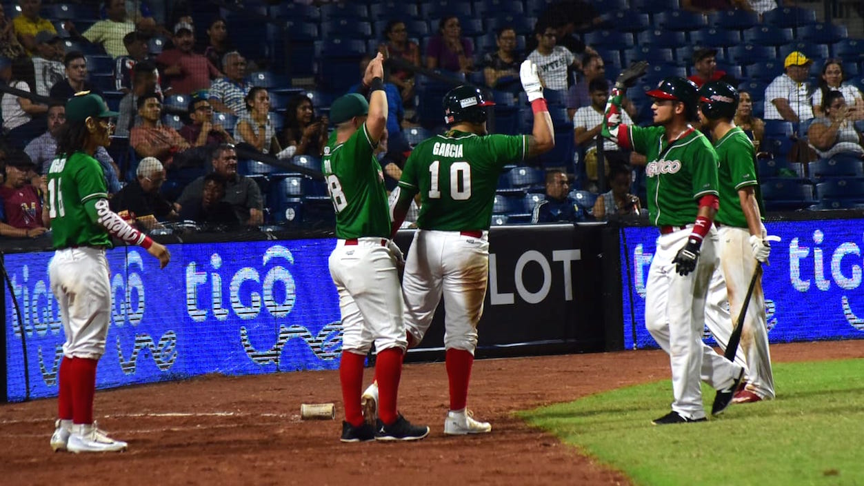 Los mexicanos celebrando anotación de carreras.