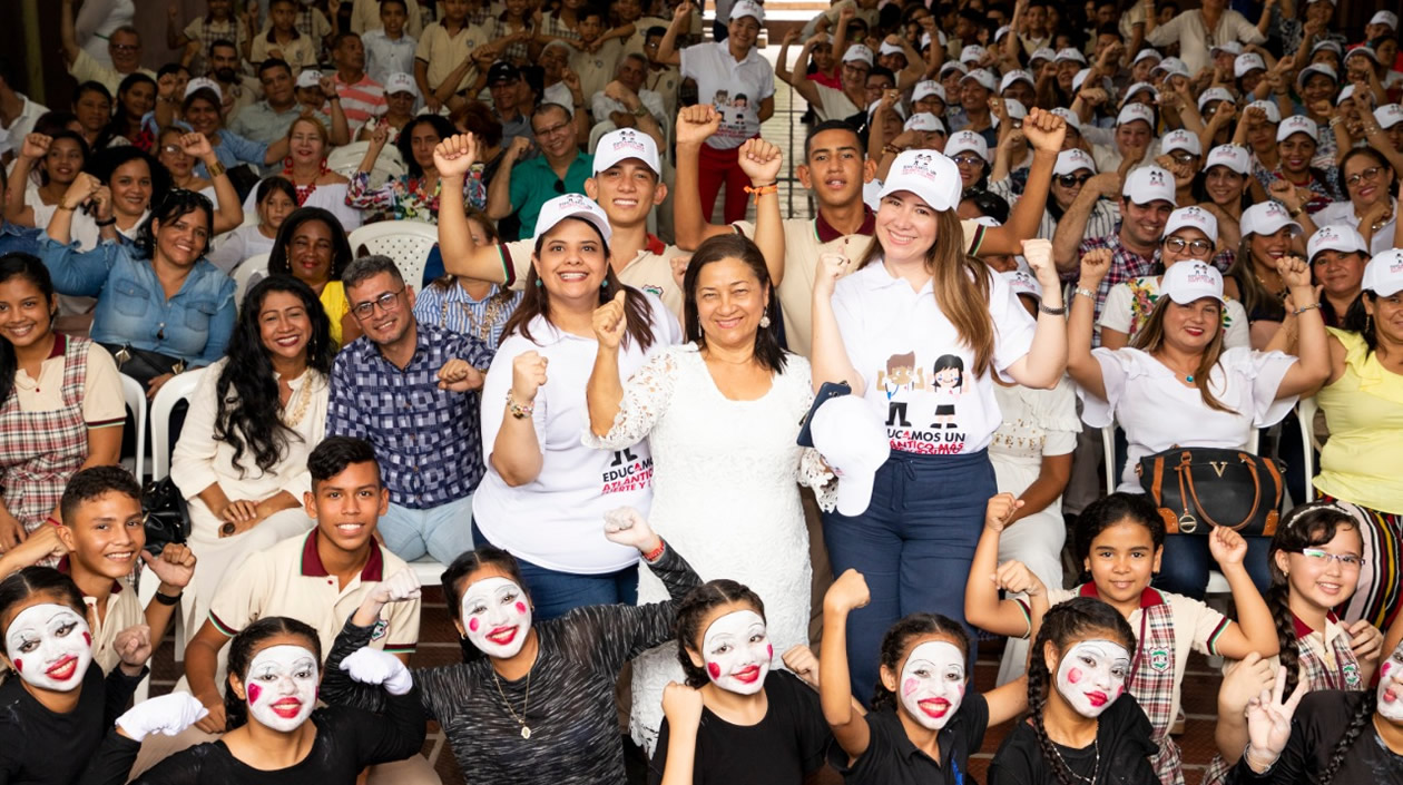 La Secretaria de Educación (e) Mónica Torres acompañando a los estudiantes.