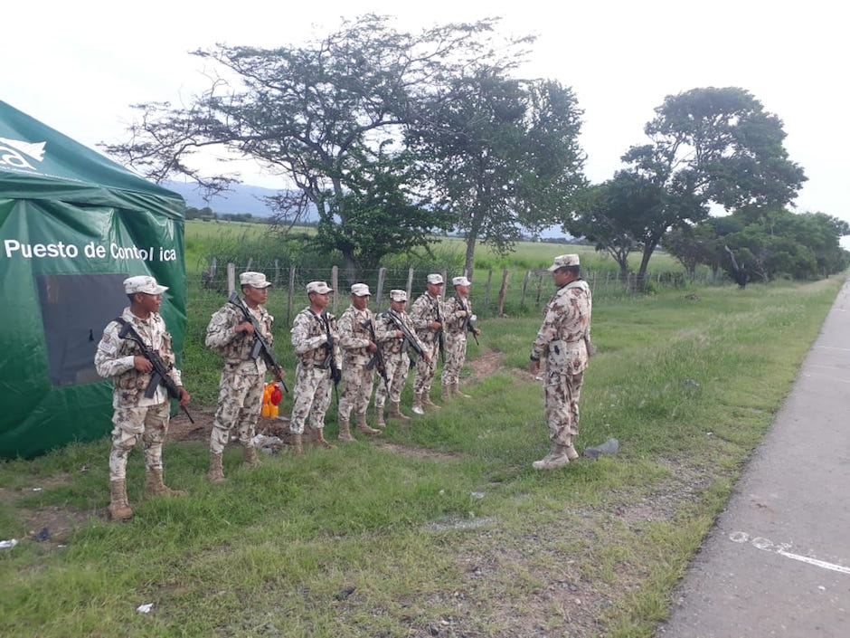 Puesto de Control del Ejército en carreteras de La Guajira.