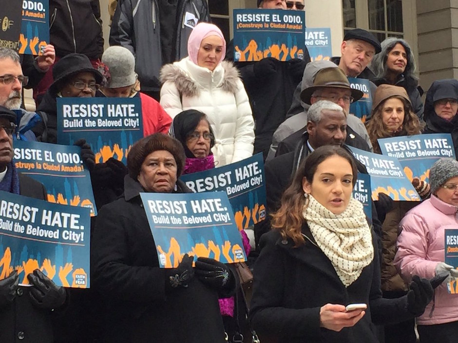 Julia Salazar, apoyando protestas de las comunidades.