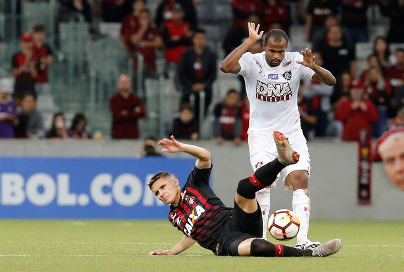 Raphael Veiga de Paranaense disputando el balón con Airton.