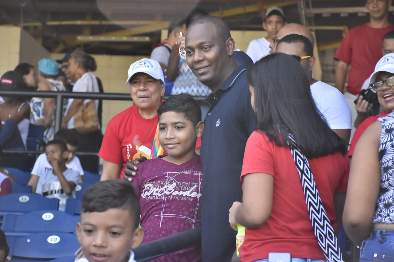Los pequeños aprovecharon el momento para sacarse una foto con el mejor beisbolista de la historia de Colombia.
