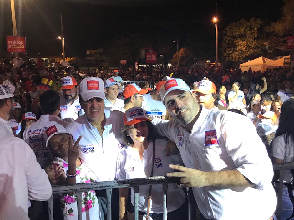 El candidato José Amar con sus seguidores.