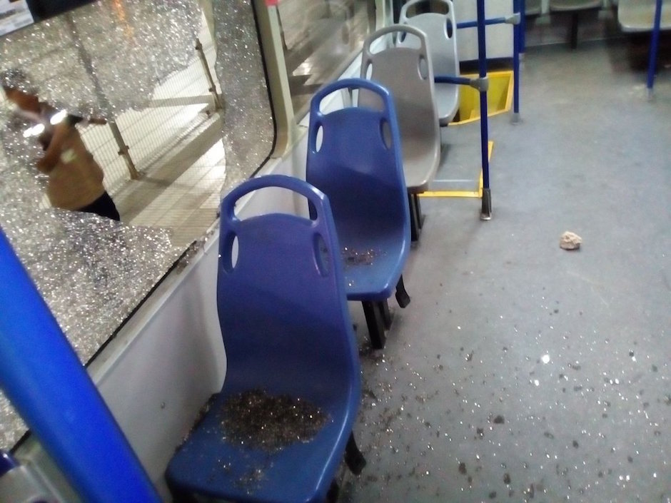 Daños causados a uno de los vehículos de Transmetro.