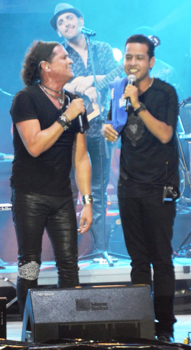 Carlos Vives y Martín Elías cantando juntos.