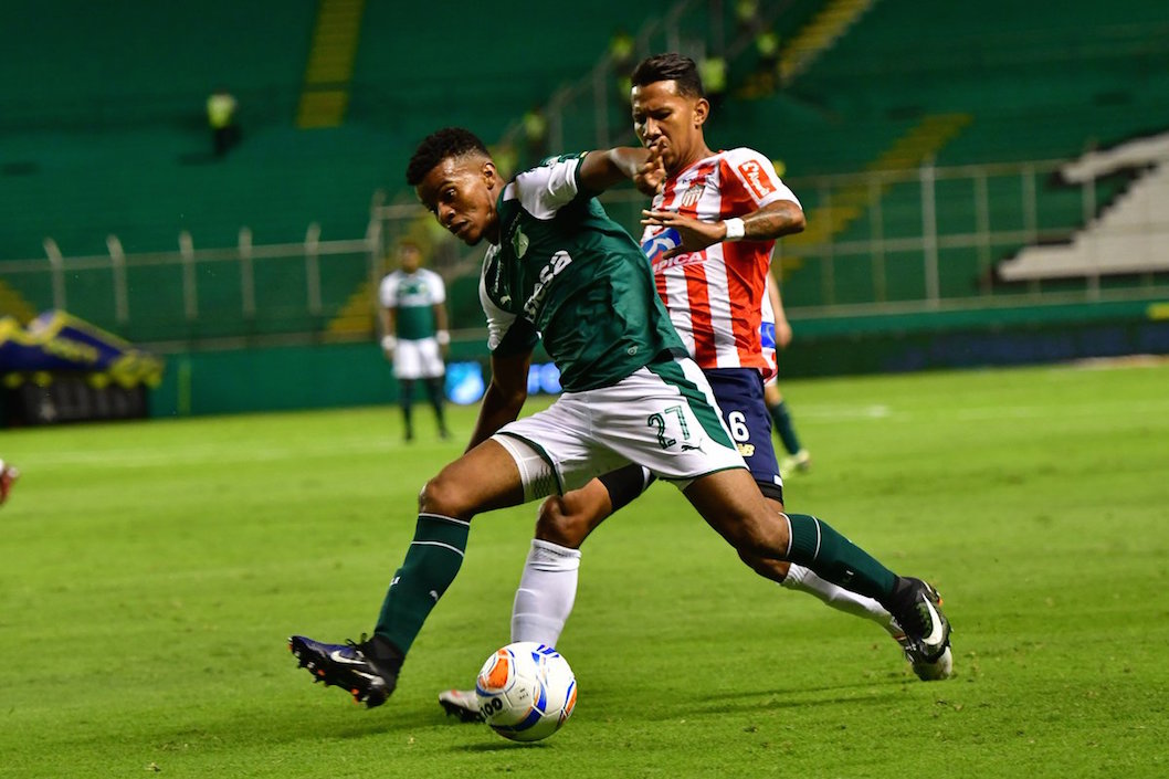 James Sánchez disputando el balón con Darwin Andrade.