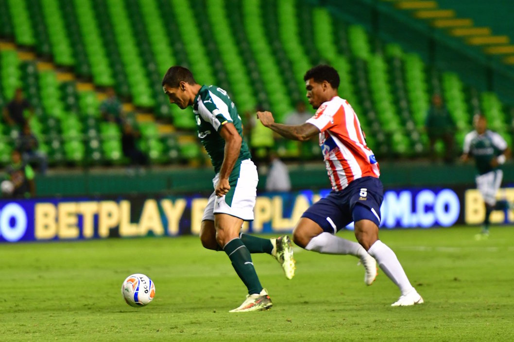 Rafael Pérez neutralizando un ataque caleño.