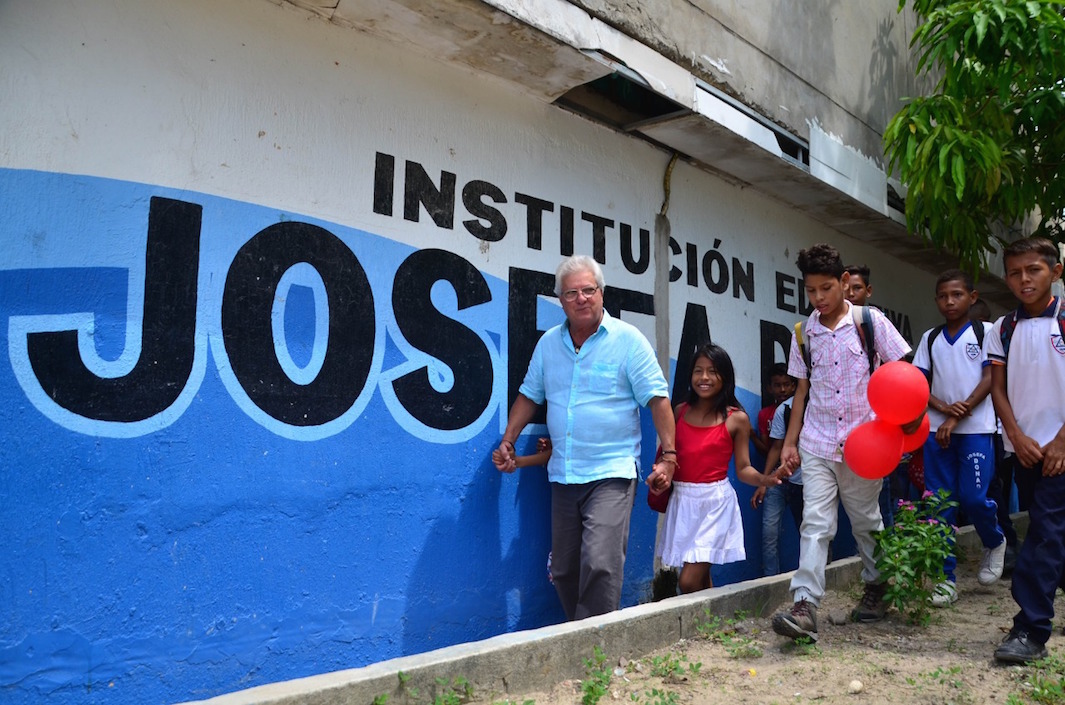 El Alcalde Joao Herrera y los estudiantes a su llegada al colegio.