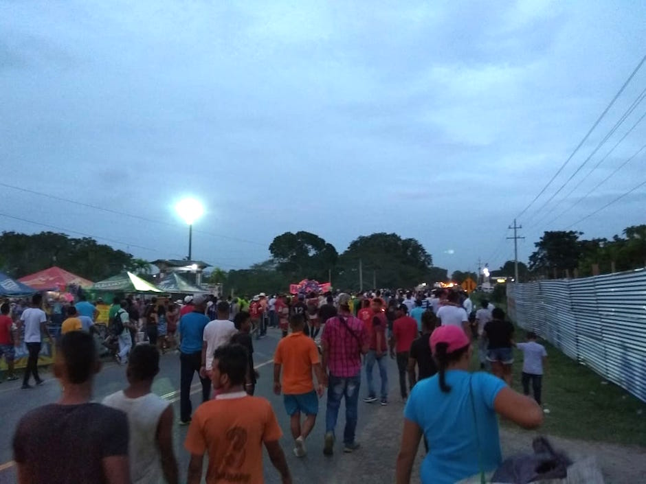 El público saliendo de la corraleja de Sabanalarga, en La Cordialidad.