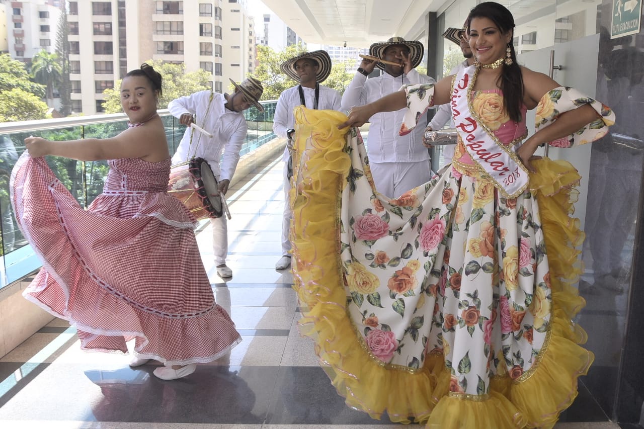 La Reina Infantil Sharon Villa, la Fundación Social de Carnaval y Cultura de Soledad y Andrea Carolina Balza, Reina Popular del Carnaval de Soledad.