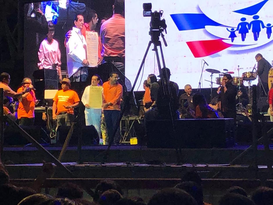 Jorge Oñate recibiendo el reconocimiento de la Alcaldía de Valledupar.