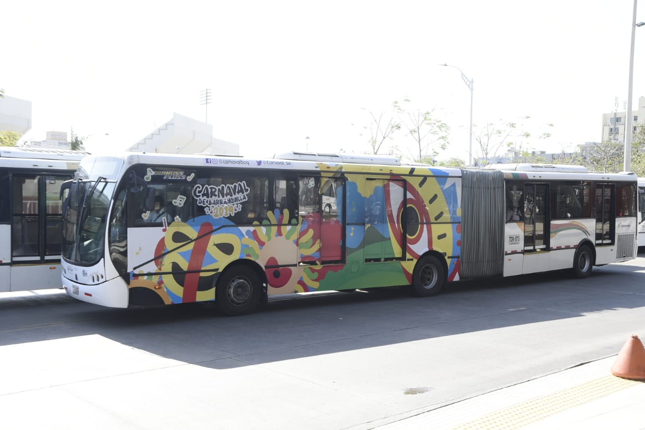 El articulado decorado con la ilustración del Carnaval de Barranquilla.