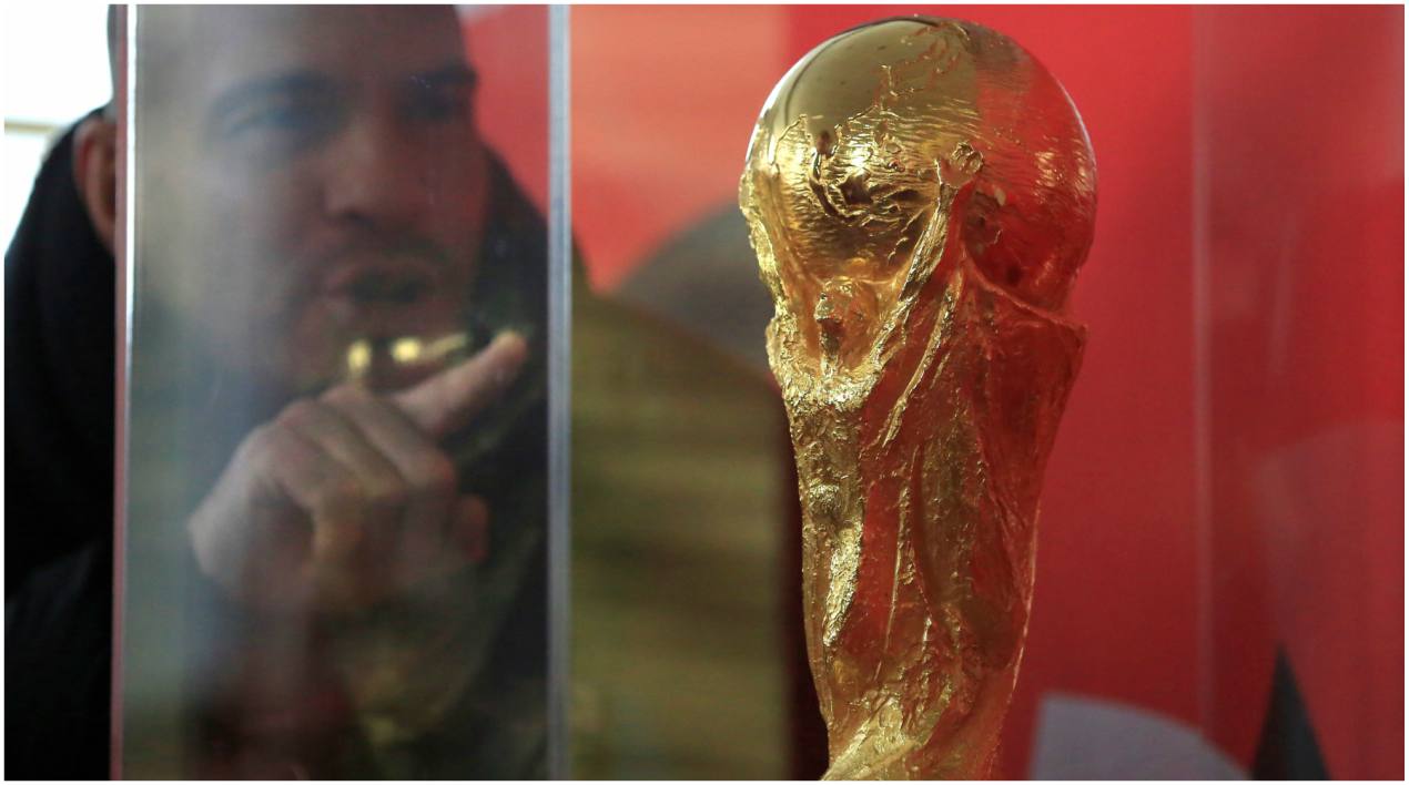 Un hombre observa el trofeo de la Copa del Mundo en una vitrina instalada en una de los salones del palacio del Kremlin. 