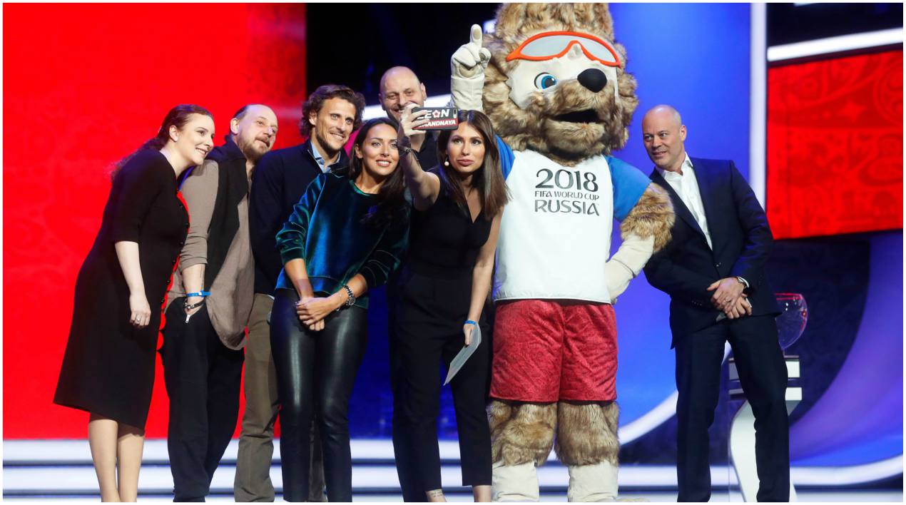 La presentadora Maria Komandnaya (c) se hace un selfi con los participantes durante el ensayo del sorteo de emparejamientos para el Mundial de fútbol 2018.