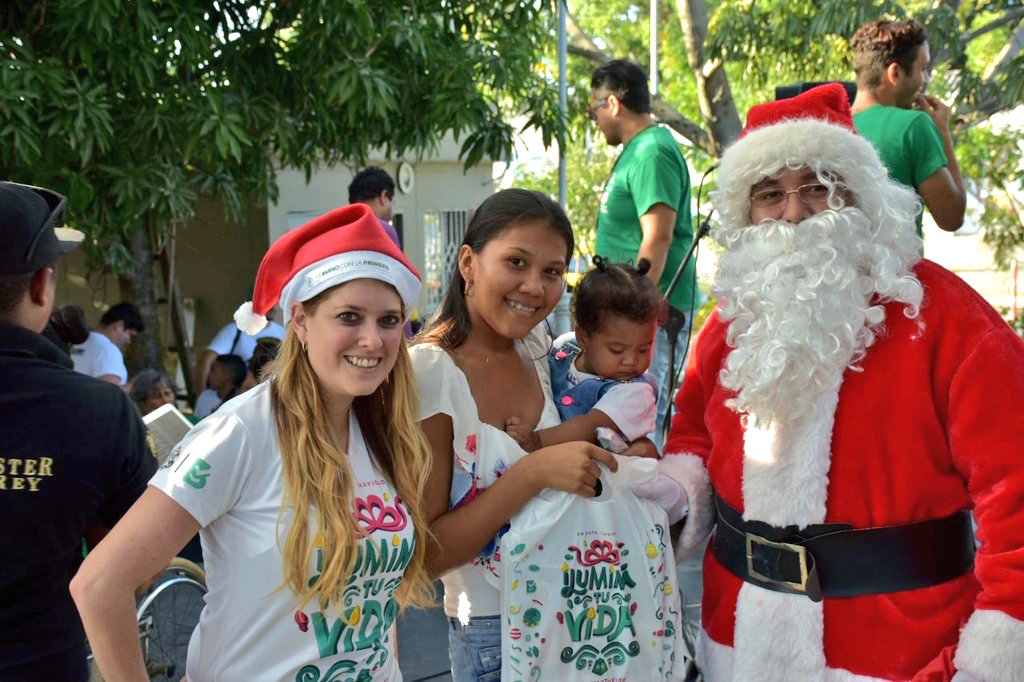 El personaje de Papa Noel presente en la apertura, con la jefe de primera infancia Patricia Vargas.