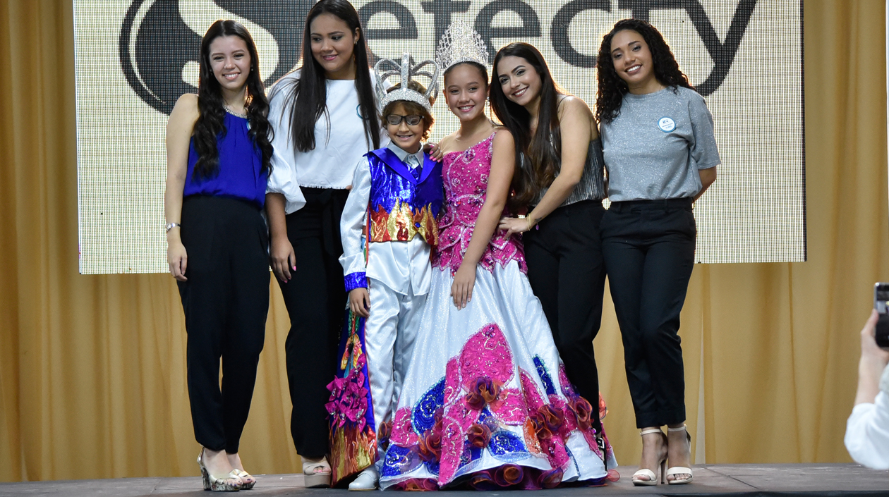Los reyes del Carnaval de los Niños con las estudiantes Daniela Martinez, Marlin Barrios, Maria Camila Martínez, Natalia Álvarez.